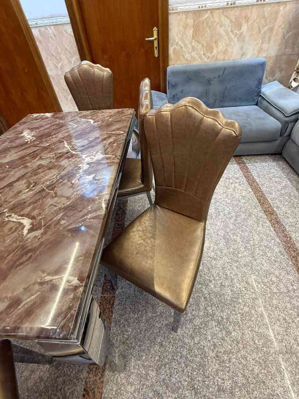 ميز طعام
6 كراسي 
سعره 450 وبي مجال
باقي تفاصيل الميز 👈🏻*********** واتس واتصال

