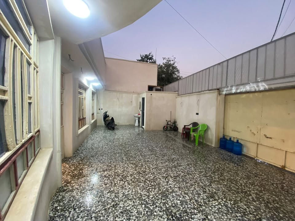 دار 200 م للبيع البلديات
قرب الصحفيين فرع مضيف السواعد 
طابق ونص الطابق الاول ترميم جديد
الطابق الثاني غرفتين وصاله وخدمات
 الطابق الثاني بناء جديد 
الاستفسار ***********
