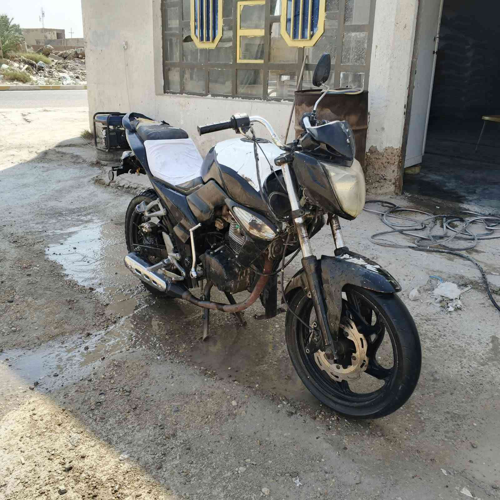 سلام عليكم 
دراجه سايم بطحه للبيع 
كلشي مبيه كهربائيات كلهه شغاله
بس نقصه باتري بس دراجه حلوه وكاعده
سعر: 300وبيه مجال
مكان الشهابي
رقم الهاتف:***********
