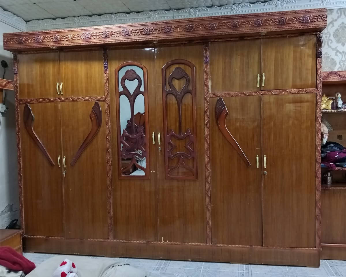 السلام عليكم غرفه 8 قطع نضيفه مابيها شخط ولا ضرر للبيع 450 بيها مجال مكاني بغداد محموديه حي 17
