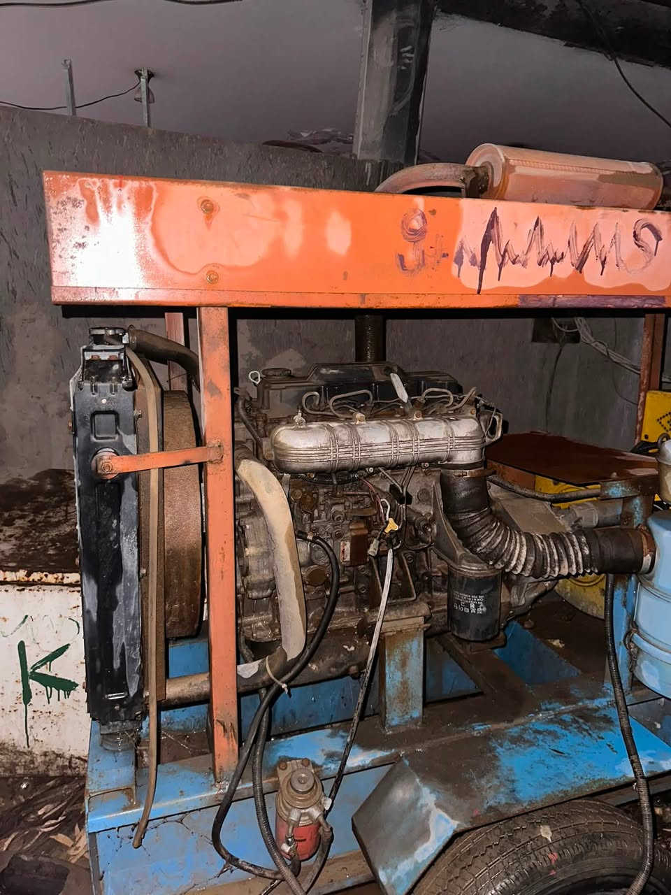 للبيع مولد MAXAMA ديزل 30KVA / 24KW - 3 فاز
**الحالة:** شغال مكفول - 
السبب: متروك - يحتاج كاز + بطارية جديدة
**المواصفات:** على شاصي بعجلات + لوحة كاملة + دنمو MAXAMA
**المكان:** بغداد [الراشدية]

السعر: 3,500,000 دينار قابل للتفاوض البسيط
للجادين فقط: *********** ☎️
الشراي يجي يفحصه ويشيله بنفس اليوم
