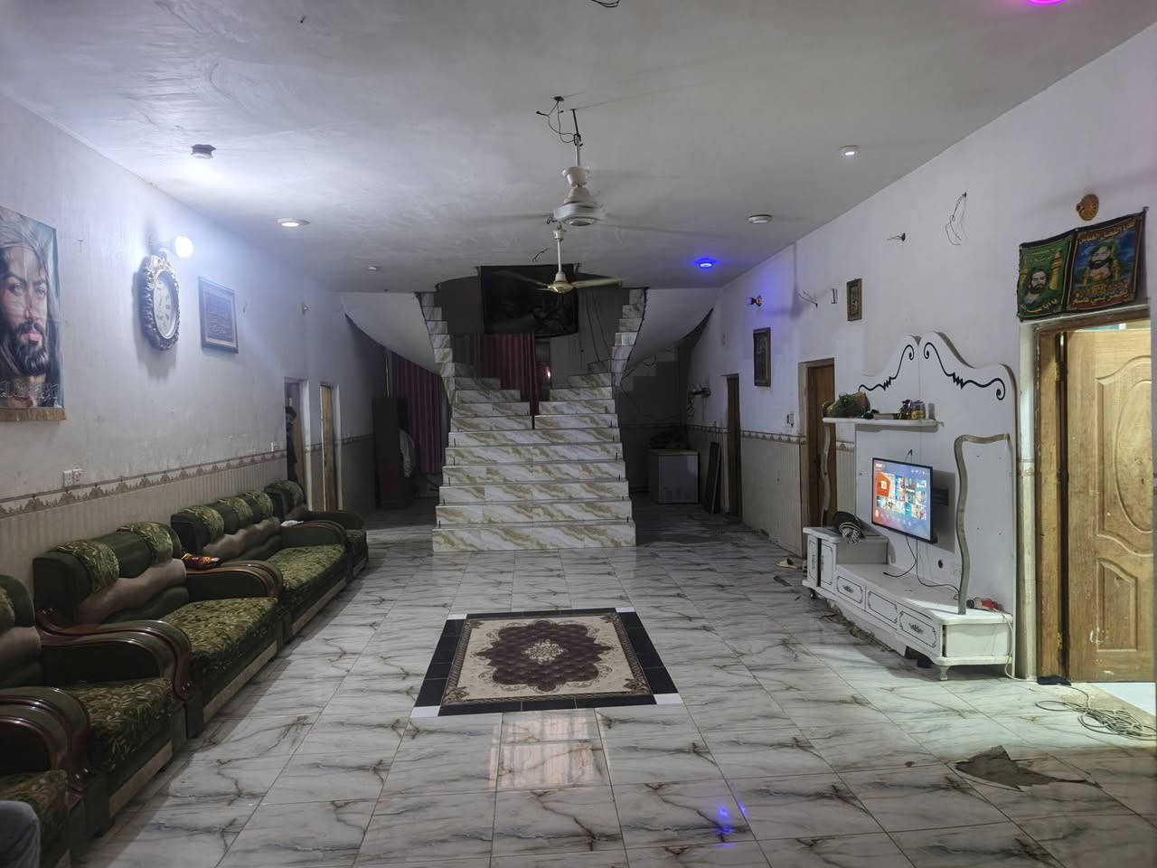دار للبيع مع مشتمل
الدار

المساحة 800متر 
طابو زراعي سند 25
متكون من 
غرفة عدد. 2-4×5 والثانية سويت 6×5
صالة 10×4
الاستقبال 10×4
المطبخ حار 3×2 والبارد 5×4
صحيات داخية وخارجية 
ممر داير مدار البيت 
المشتمل 
متكون من
غرفة وصالة ومطبخ وصحيات 

الموقع حي العسكري قرب مولدة احمد فيصل
للستفسار اكثر مراسلة الصفحة او الاتصال عل الرقم 
***********

