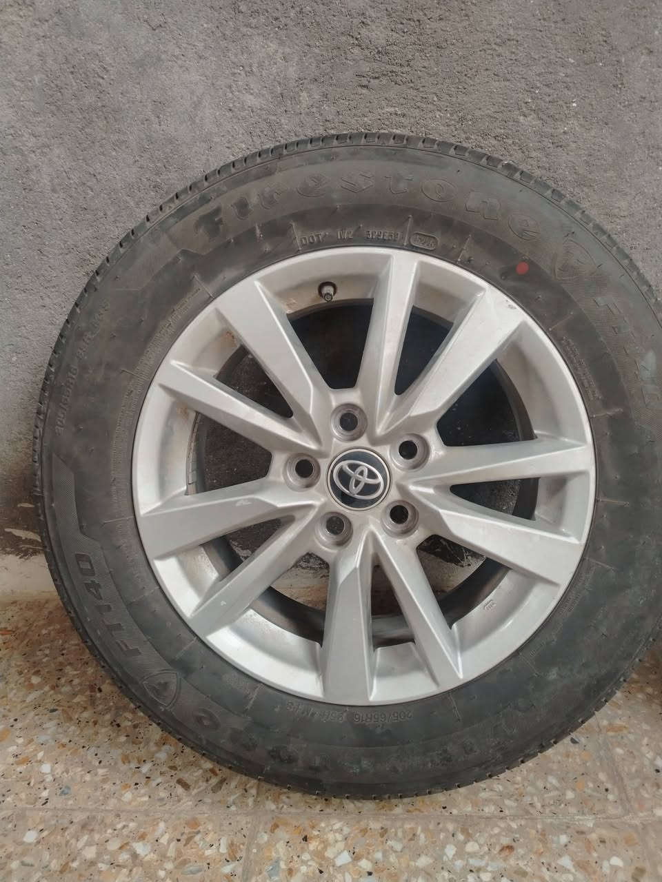 السلام عليكم تاير للبيع 205/65R16 95H M+S ويا جك ويل سبانه واليده مالته نضافته 99% الاتصال على الرقم الهاتف ***********
