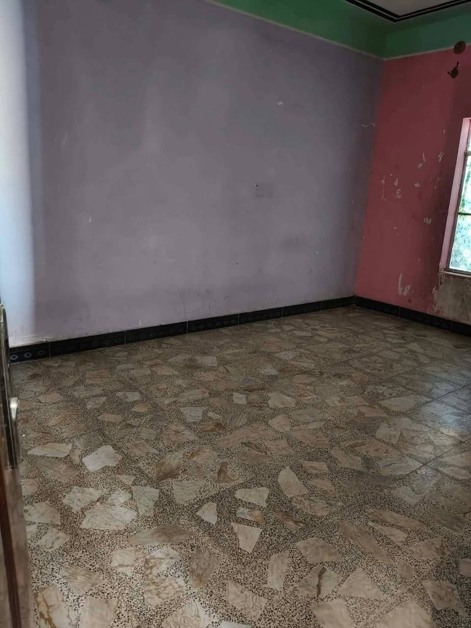 السلام عليكم 
بيت البيع المساحه 245 م يحوي ع 3 قرف نوم + صاله وستقبال وصحيات كراج السياره 
العنوان رفاعي حي الحسين 

الاستفسار *********** 
اتصل واني خادم
