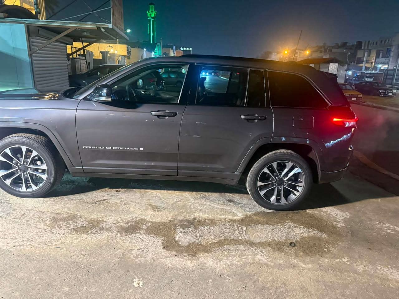 للبيع Jeep Grand Cherokee Overland 2024 – 5 ركاب 🔥🔥
سيارة أوفرلاند فل مواصفات، وارد أمريكي، فخامة وراحة وقوة 👌

🔹 محرك 6 سلندر 3.6 لتر
🔹 قوة 293 حصان
🔹 دفع رباعي 4×4
🔹 قير أوتوماتيك 8 سرعات
🔹 تعليق هوائي رفع ونزول
🔹 بانوراما
🔹 مقاعد جلد كهربائية
🔹 مساج للمقاعد الأمامية 💆‍♂️
🔹 ذاكرة مقاعد السائق والراكب
🔹 تدفئة وتبريد المقاعد
🔹 تدفئة المقاعد الخلفية
🔹 تدفئة المقود
🔹 كاميرات وحساسات
🔹 رادار أمامي
🔹 مثبت سرعة ذكي
🔹 المحافظة على المسار
🔹 النقطة العمياء
🔹 فرملة طوارئ
🔹 بصمة وتشغيل عن بُعد
🔹 باب خلفي كهربائي
🔹 شاشات
🔹 Apple CarPlay
🔹 جنوط 20 إنج
🔹 LED كامل

سيارة راقية جداً ومواصفاتها كاملة، راحة وفخامة وقوة. 
حدثها باب الخلفي ودعميه الخلفيه الباب مبدل نفس الون. والدعاميه مصلحه مابيها اي صبغ. فقد بل دوسه مال الباب كد شبر. 

📍 الموقع: حي القاهره. ……..
📏 الممشى: 8500ميل ……..
🎨 اللون: رصاصي
💰 السعر: 37500$……..
📞 رقم الهاتف: ***********……..

للتواصل الجاد فقط، السيارة تستحق المشاهدة. �
