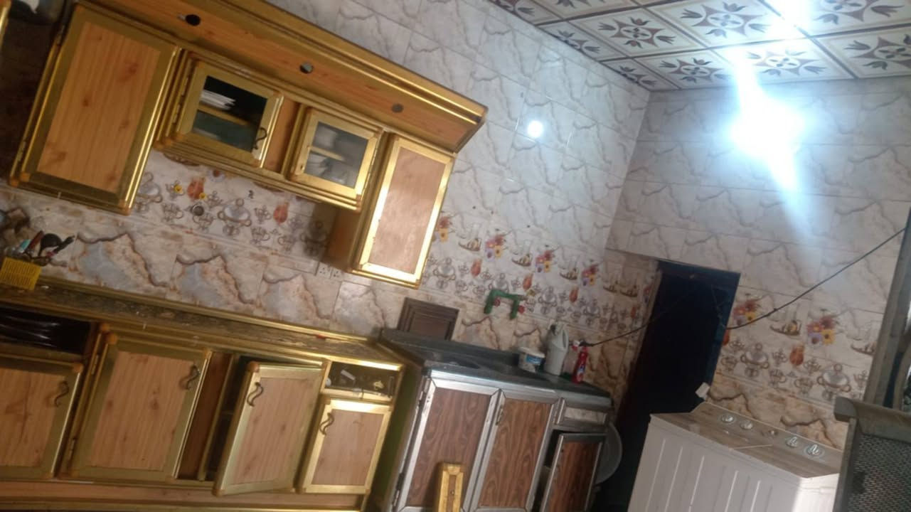 السلام عليكم بيت زارعي بحي  الزهور قرب مدرسه الموده  مساحه ٢٠٠م البيت يتكون من غرفتين وصاله ومطبخ واستقبال البيت كله سراميك بناء حديث السعر ٣٦مليون وبيه مجال ***********
