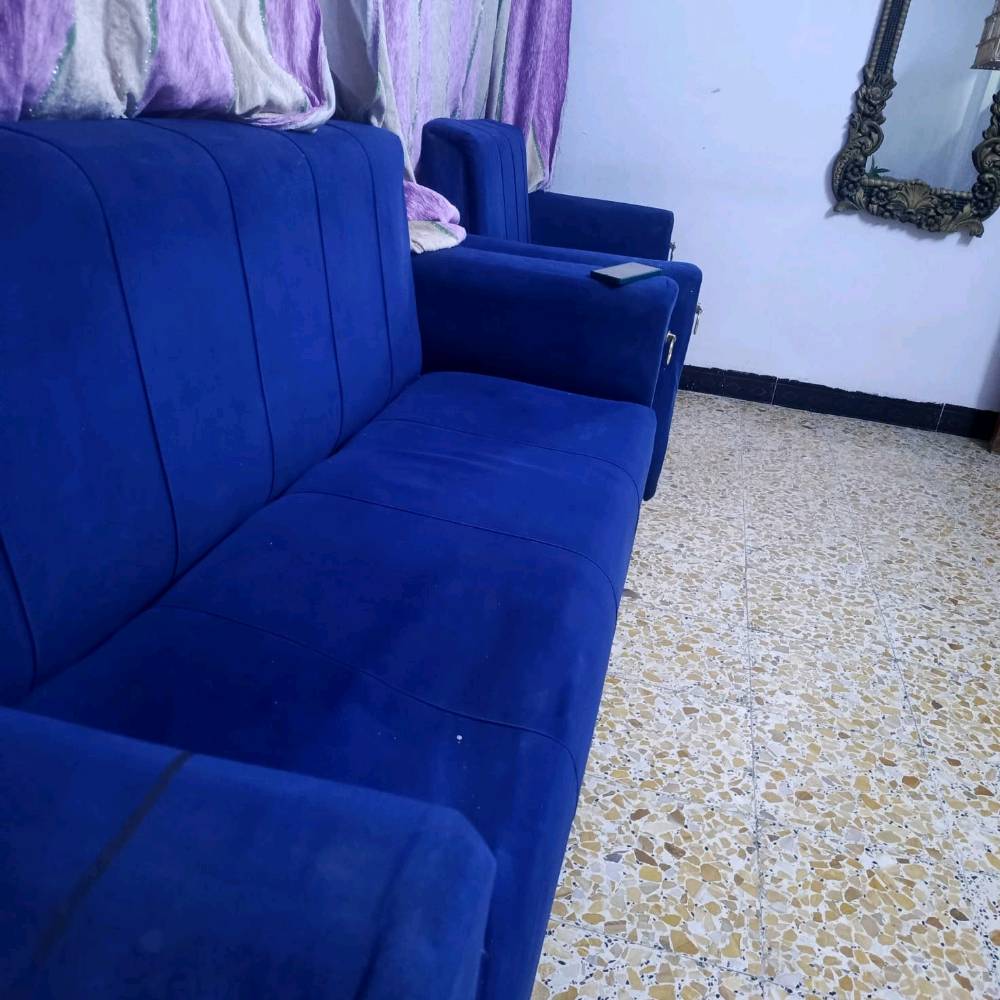السلام عليكم تخم لون نيلي عملي ونضيف مقاعد ٢سعرهم 35الف رقم الهاتف ***********