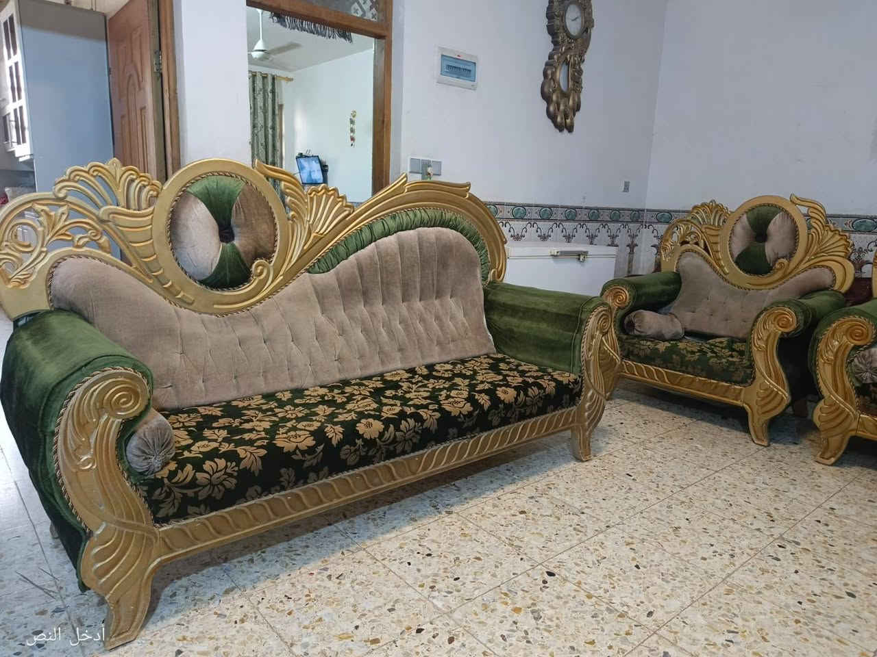 السلام عليكم تخم 10  مقاعد  للبيع 
مكان بغداد الرصافه قيم واخذ 
***********

نص مكتوب في الصور:
- أدخل النص