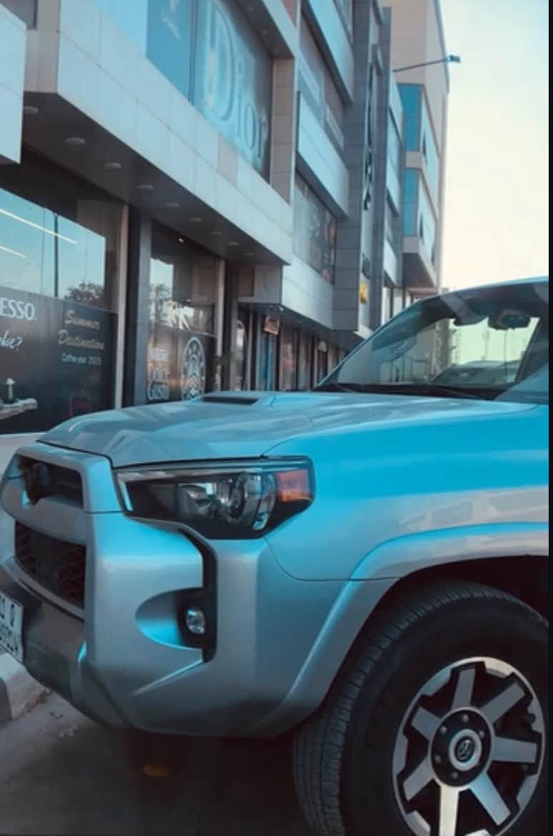 السلام عليكم تويوتا فوررنر  Toyota 4Runner
   Trd off Road premium 2022
فول مواصفات كشنات جلد مختم trd احمر وتدفئة كشنات فتحة السقف 
  لو كير 4x4 نظام الزحف
حادثها واكع عليها شجرة على التكمة وصاير بيها فقط التكمة صبغ بدون قماره وبدون ايرباك سيارة كاملة وجاهزة
محرك اللاندكروز 4000 
ماشيه ٧٥ 
رقم بغداد تحويل ثاني يوم 
مرفعة ٢ انج
مكان السيارة بابل /الحلة 
السعر ٣٠٥ وبيها مجال بسيط 
للاستفسار ***********
