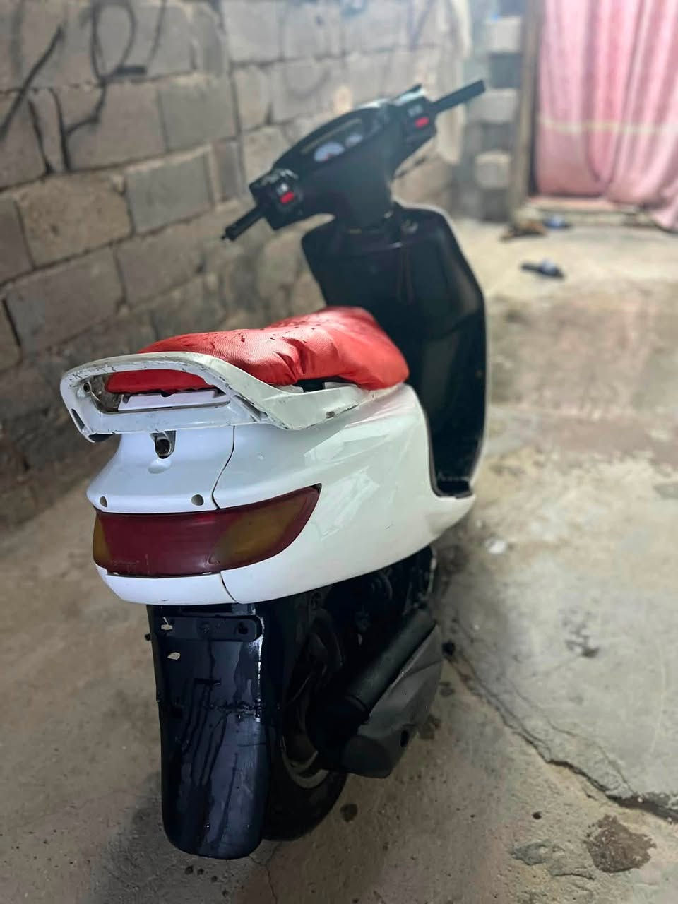 سلام عليكم دراجه فراشه فحل ١٤٠ سرعه وشلعه تخبل دراجه نضافته٩٠ /١٠٠ مفتوحه قبل خمس اشهر تقريبن تجفيت بس دراجه بيه شي واحد طبك بل كهربائية يعني تصليحها ما يكلف ١٠الف بس ما فارغ اسويه بس هيه شغاله حاليا هندر  كلشي شغال بيه بس الطبك طفاهن السعر ٣٥٠وبيهةمجال قليل مكاني بصره خمسه ميل للتواصل واتساب فقط ***********
