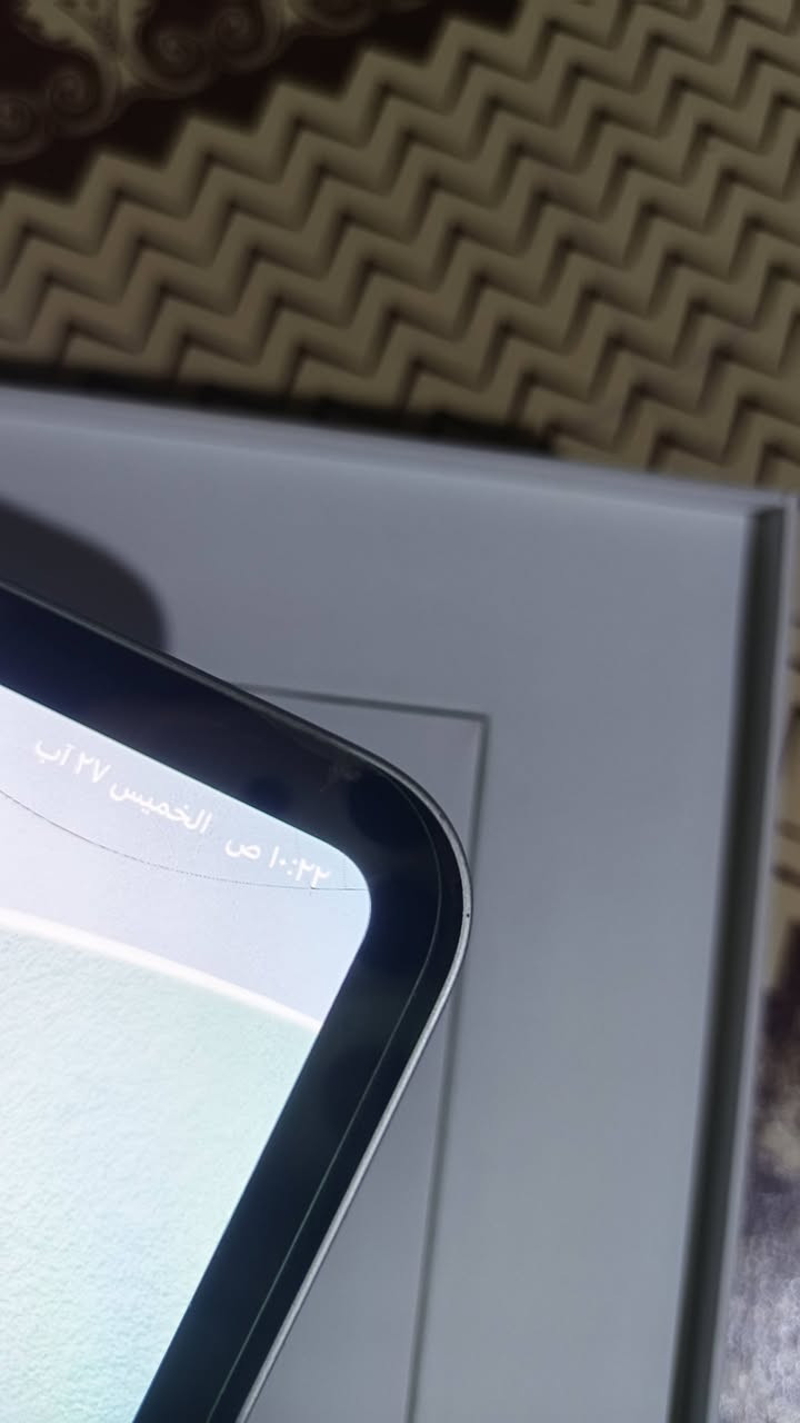 آيباد M4، ذاكرة 256GB، البطارية 91%. بي آثار استخدام مال ببجي على الشاشة، وبي كسر على طرفين مثل ما موضح بالصورة، يعني الشاشة نفسها ما بيها شي. أكو زلق بسيط على الشاشة، بس ما يبين بالتصوير ولا أثناء اللعب، فقط إذا تعكس الشاشة أو تصير الصفحة بيضة يبين. ولا يجي واحد يكول ليق يكبر ما اعرف منو ماكو هيج مهم سعره 750 الف مكاني البصره كرمت علي هذا رقم *********** توصيل ما عندي
