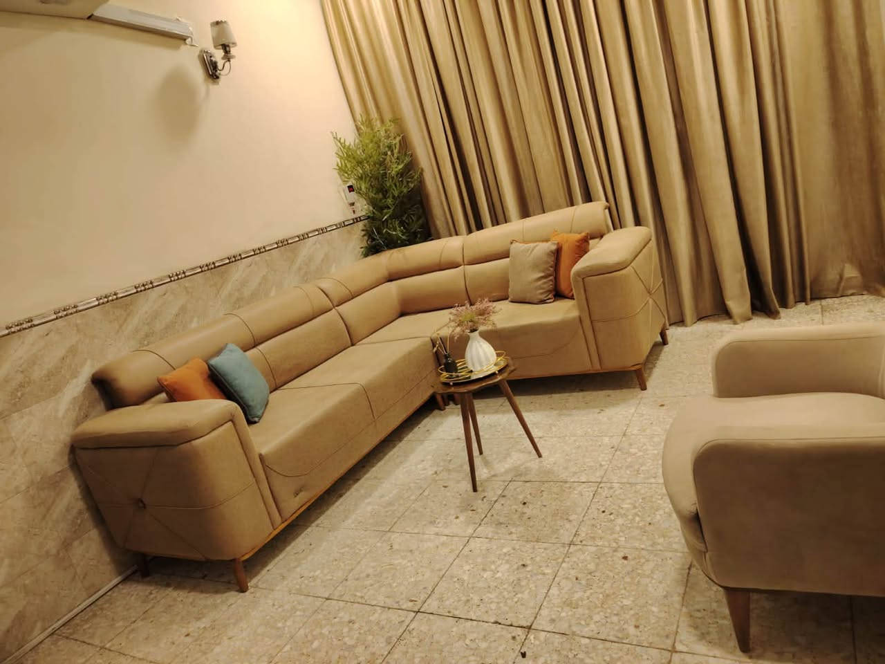 ديوان 6 مقاعد نضيف جدا بدون اي ضرر السعر 325 بي مجال بسيط العنوان بغداد الشعب ***********
