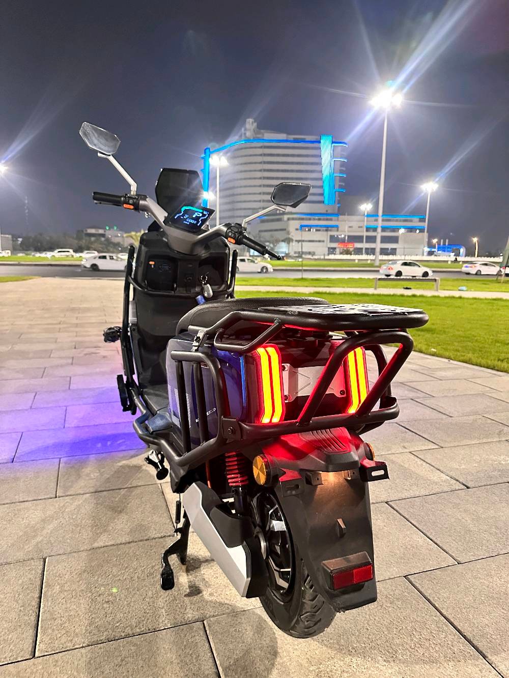 دراجة صاعقة  للبيع في البصرة 2026 شكل مميز 
فوول مواصفات  
6 بطاريات 33 امبير  نوعية كرافين
 تمشي بالشحنة الواحده  60 كيلو تقريبا أو أكثر حسب السرعة
 الكشن طبي 
 ضد الماء 
شاشة ديجتال 
 نضام 3 سرع
السرعة القصوى 80 حقيقي 
 تشغيل بصمه+كارت 
 كهربائيات كلهن شغالة بيها رباعية 
لايت زنون عالي وناصي وبگ لايت 
هورن عالي وأشاير يمنى ويسرى 
 دبل اشارة
 بلوتوث عالي 
 شحن سريع شاحنة اصلية 
 نضام ال P توقف الدراجة   
 الملف 2000 w حقيقي 
 نضام حساسات جانبية وخلفية 
مانع للسرقة 
 صندوق كبير داخلي
 غراضهة شاحنة و مرايات
السعر :  مليون وبيهة مجال 

العنوان : البصرة : الامن الداخلي

الرقم : ***********