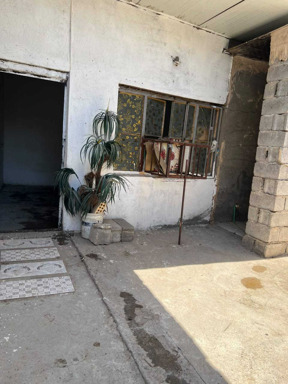 دار للبيع في حي المصطفى تابع حي البساتين يم السده بالزنجيل المساحه 50متكون من غرفه ومطبخ وحمام والاستقبال والصاله هيكل كامل الخدمات ماء مجاري وكهرباء ومولده هم بيه نت للاستفسار الاتصال على الرقم ***********
