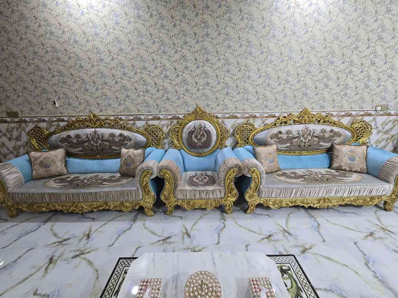 تخم للبيع
 اربع كرويتات كبار 
وحده كرويته زغيره وثنين كراسي
ساعه
ميز شاشه 
فاترينه 
للاستفسار على رقم 
***********
