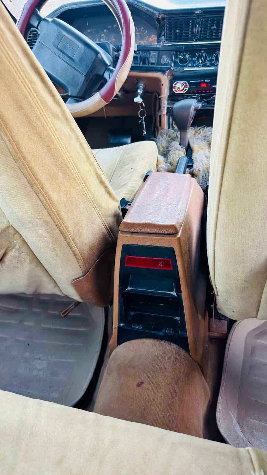 سلام عليكم
فالفو موديل 1989 سنويه ل 30
تحويل مباشر شوكت ماتريد مالكه الشرعي يمي 
كير مكينه ونجي 6سلندر 
السياره دواخله كله على بلاد
كير مكينه حداديه كله جديد 
تخم تاير جديد كهرباء كله شغاله 
سياره جاهزه من كلشي. ماعده التبريد 
العنوان ناصريه سوق الشيوخ 

السعر 30 وبيه مجال 
***********
