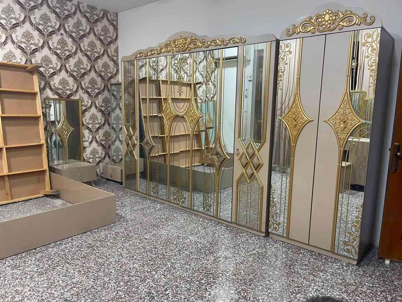 غرفه تركي
    سرير مجوز مع الكنتور.
* دولاب رئيسي 6 أبواب.
* دولاب إضافي منفصل 2 باب.
* 2 كومدينو.
* ميز تواليت مع المرآه 
السعر 500 الف مكاني بغداد الجديده 
***********
