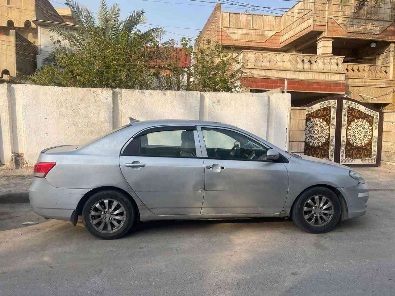للبيع BYD G3 2013  رقم واسط انكليزي مميز مشروع وطني 
بيها قطع صبغ
كير محرك 1800 كورلا 
تبريد شغال فان غاز صوندات مروحة كله جديد 
كهربائياتها مرتبها على ايدي 
منظومة زنون عدسة جديدة 
سياره شوف العين 
نقص صدر تعبان 
نقص يدة باب امامي 
والباقي كدامك
بيها ضربة بالجاملغ الخلفي ومعدلة 
وبيها بالبيبان معجون 
السيارة راعيها موجود باسمه شرط تحويل مكاتبة مرورية وتحويل ثاني يوم 
سعرها 45 مكانها طالبية او سبع البور
***********
