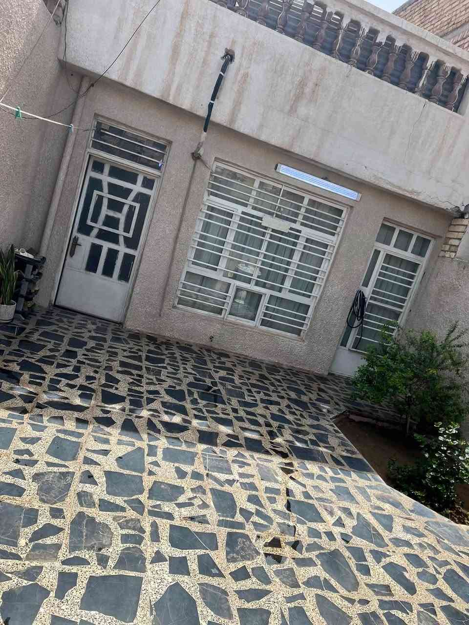 السلام عليكم
بيت مساحة ١١٠ طابو صرف بسمي واجة ٥ونص  والنزال ٢٠ متر بي غرفيتين نوم شهداء العبيدي الثانيه خلف المستوصف سليمان الفيضي ***********طابق ونص
