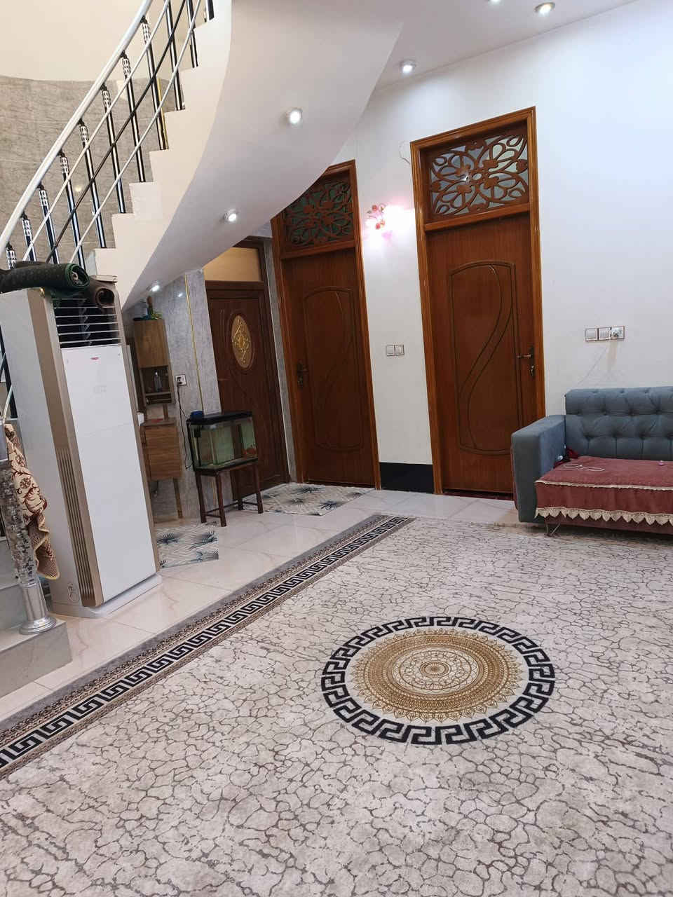 🏡 دار للبيع مطلوب أسكان
ملاحضه لمعرفة السعر اكتب تم 
 📝طابو ملك صرف 
📍 الموقع:الحولي. قرب أسواق بغداد 
وجه على متنزه، موقع مميز وهادئ
🔹 البناء: طابق واحد + الطابق الثاني صالة فقط
🔹 المساحة: 150م²
تفاصيل الدار: 
• غرفتين نوم
• صالة 
• استقبال 
• مطبخ
• صحيات داخلية وخارجية
• مناور عدد 2
• الطابق الثاني: صالة فقط
الغراض والمحتويات مع الدار: • 
3 سبالت: واحد كنتوري + 2 جداري
• تخم ديوان للصالة
• كاونتر طباخ
• منضدة وأوفن مع الكاونتر
• مغاسل
• غسالة
• فلتر ماء
للاستفسار مراجعة مكتب عالم العقار في الجمعية مقابل الإطفاء او الاتصال 
***********
***********
 #عندك_عقار_للبيع_فقط_راسلنا_اواتصل_وات_ساب
