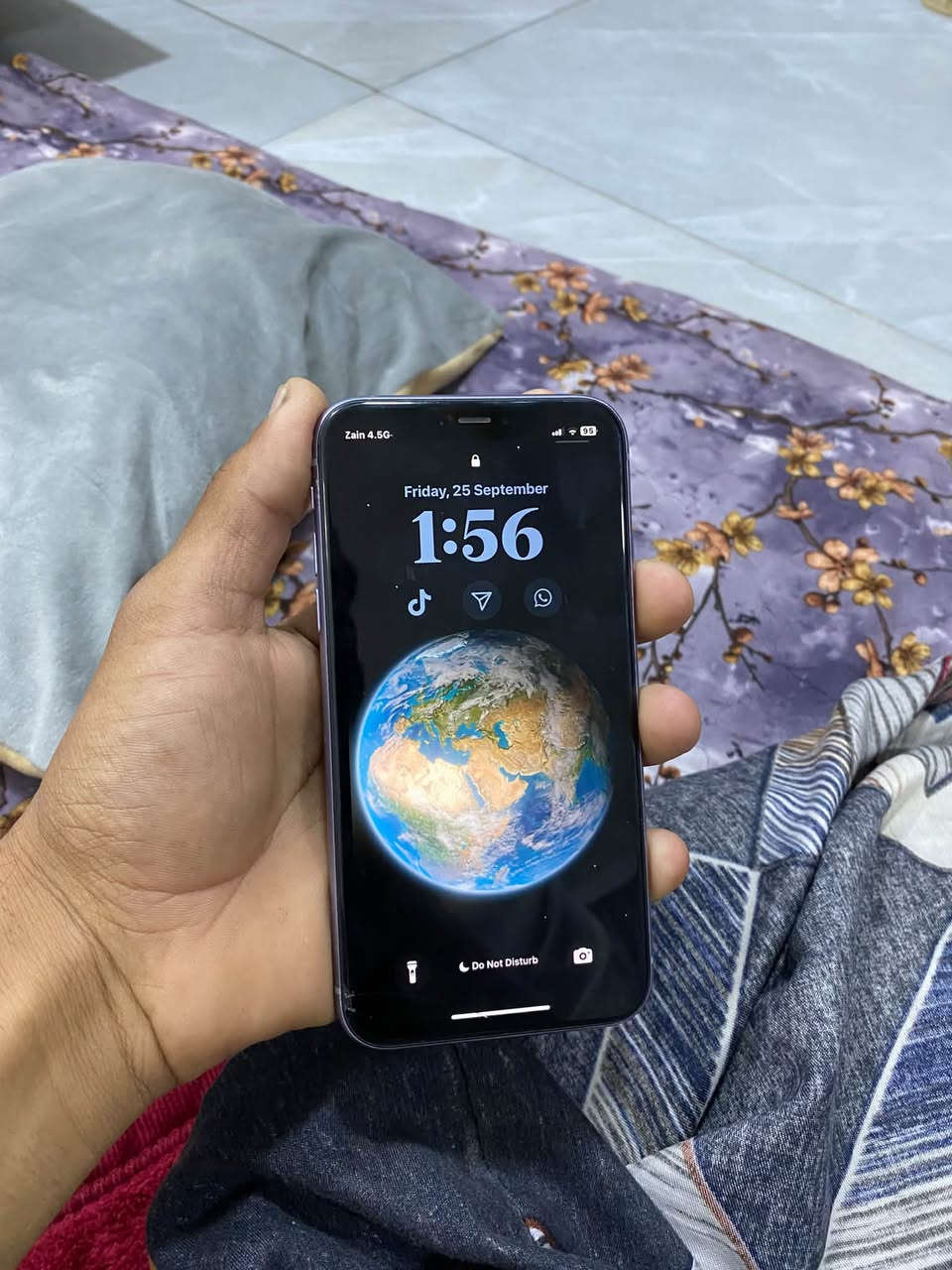 سلام عليكم 
ايفون ١١ عادي 
بطاريه٧٩ بلادي
ذاكره١٢٨ 
تك 
كله بلادي بالشرط التلفون جهاز لوك فيس ايدي شغال كلشي شغال سعره. 250  ومجال بسيط للشراي مكاني بغداد الغزاليه
