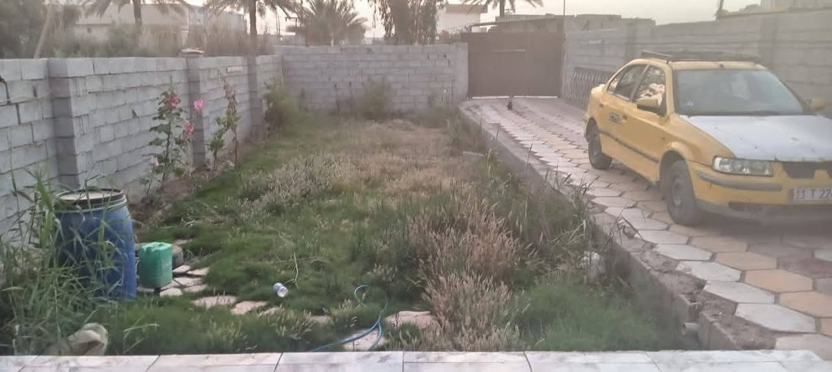 نظرا للوعود الكاذبة اعيد نشر بيت مساحة ٤٥٠ متر  زراعي على قرار 117 واجهة الحديقة والكراج ٩والنزال مال الحديقة ١٧ مساحة البناء ١٥٠ متر بي ٣ غرف نوم واستقبال وهول نقص فقط لبخ وبياض بي جميع الخدمات ماء كهرباء المكان هادئ وخلف البيت قطعة أرض ٩٠ متر المكان المدائن سلمان باك على طريق المعلة خلف البانزخانة مال المدائن مو جوة قريب على جسر بريجان السعر ٧٣ وبي مجال بسيط للاستفسار ***********
