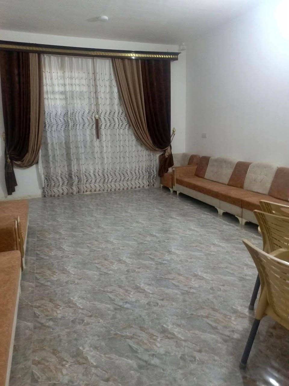 سلام عليكم بيت منطقه عميشه للبيع المساحه 200 طابو صرف بناء حديث ويحتوي غرف 3 بيه مطبخ حار وبارد بيت كامل تحويل ثاني يوم مامطلوب البيت جاهز كدامك شارع وساحه مستقبلن صير حديقة لاستفسار اتصل على رقم ***********،/*********** الخاص مفتوح بيت كامل والله شاهد بيت حلو ونفه/
