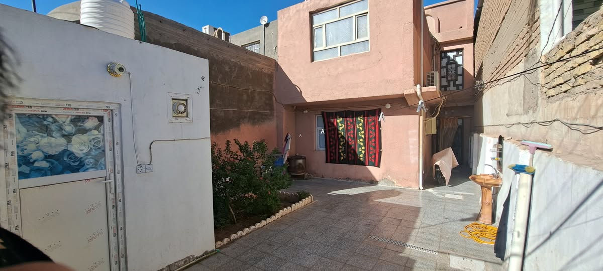 سلام عليكم 
بيت للبيع  في (حي الجمعيه نهايه شارع عشرين وشارع القطعه) شارعه 8 مساحة 130م طابقين الطابق الأول غرف ومطبخ وحمام ومخزن تحت الدرج وطارمه واسعه وصحيات خارجيه الطابق الثاني غرفتين وحمام 
السعر 165 للاستفسار ***********
