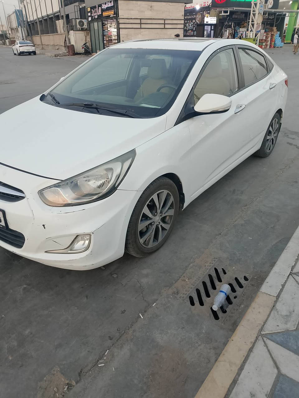 السلام عليكم 
سياره للبيع 
 اكسنت خليجي 2015 
محرك 1600 دوش 
جير اي تي 
تحويل ثاني يوم
103$
رقم ***********
