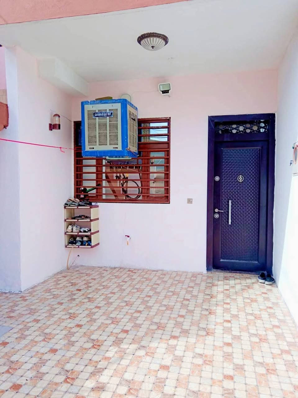 دارللبيع  مساحة/100/متر.واجهه.5..وعمق20 طابق ونصف بناء حديث. 2020
العنوان: قادسية الثانية خلف حلويات الشام. قاطع 49
مواصفات:فول كاشي،وسقف ثانوي 
نوع العقار:طابو 
يحتوي على استقبال ومطبخ وهول وغرفة نوم. طابق الثاني غرفه. . درج. خارجي
موقع مميز وشارع عريض تبليط ومجاري وماءحلوو  
 الاتصال على الرقم. . ***********
