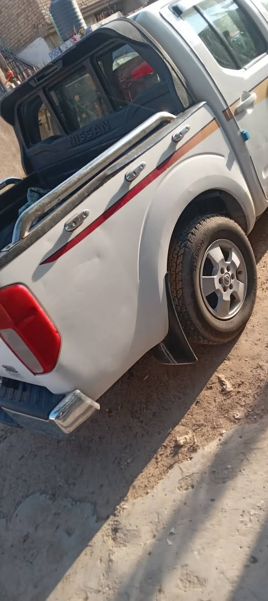 السلام عليكم سيارة بيك ام نيسان نيفارا دبل قمارة للبيع موديل ٢٠١٣ رقم انكليزي ديالى السيارة ب اسمي تحويل ثاني يوم السيارة بلادية مكفولة من الضربة فقط بيها كم قطعة صبغ اثر شخوط السيارة حلوة ناعمة محرك وكير مكفولات كير اوتوماتيك شاشة تبريد تخم تاير جديد المكان بغداد سبع البور 
السعر ٩٦ وبيها مجال 
***********
