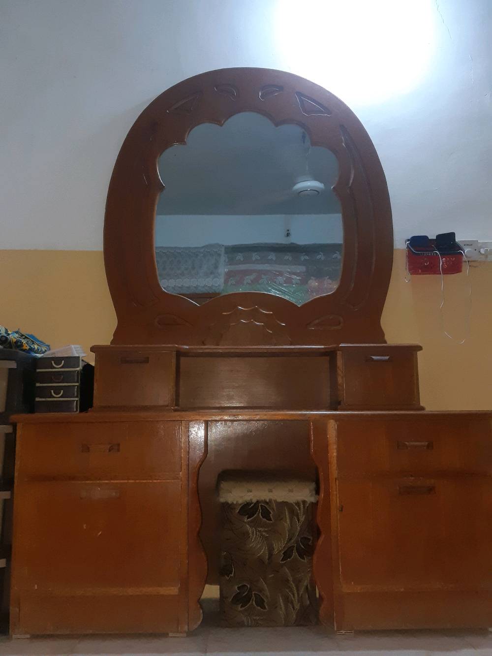 مرايه نضيف جدا مابيه اي خيسان كما موضح في الصورا
تگدر تذكرلي شنو نوع/موديل المراية أو الغرفة بالضبط إذا إكو اسم معروف إلها؟: 
نوعيت الخشب صاج
شكد أبعادها تقريباً: عرض الطاولة وارتفاع المراية؟: 
العرض 160 سنتيم وا الرتفاع 220 سنتيم
وين مكانك بالضبط بالاستلام؟ وهل التوصيل متوفر لو فقط استلام من المكان؟: 
لا يموجد توصيل فقط الستلام الموصل الجانب الايسر حي الاسلام قرب مدرسة شريف الرضي البنين
السعر شكد؟ وهل بيه مجال للتفاوض لو ثابت؟: 
السعر 48 الف وا بيه مجال
المراية بيها أي خدوش، كسر، أو مشاكل بالخشب/المفصلات غير اللي مبين بالصور؟: 
لا يوجد خدوش 