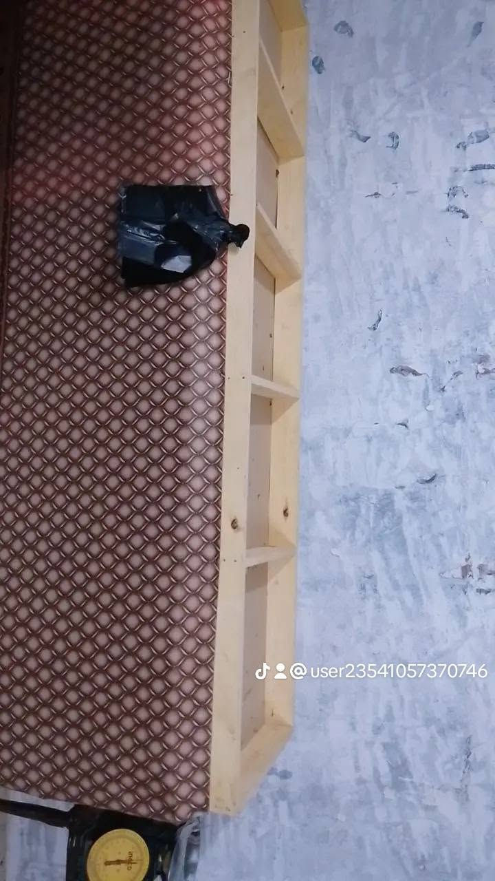 السلام عليكم  متاح رفوف مخظر.. شغل درجه اولا 
عنوان حله حي العسكري.. الشراي يتصل ***********

نص مكتوب في الصور:
- @user23541057370746