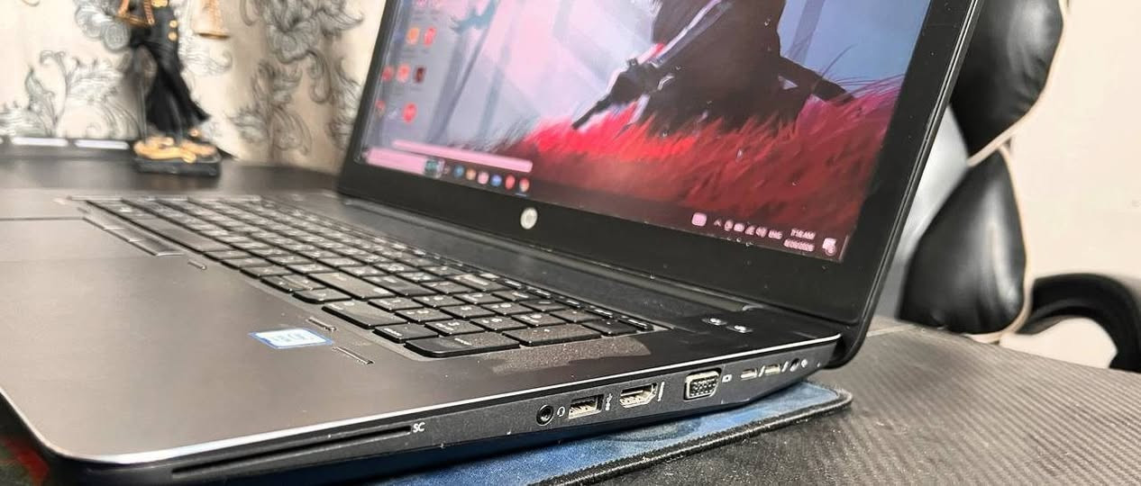 🔥 العملاق الهندسي HP ZBook 17 G3 — قوة جبارة بسعر صدمة! 🔥
💡 لماذا هذا الجهاز هو خيارك الأذكى والأقوى؟
​⚡ معالج خارق للآداء الثقيل:
مزود بـ Intel Xeon E3-1575M v5 (تردد يصل إلى 3.9GHz مع التيربو). هذا المعالج مصمم للضغط العالي ويتفوق بوضوح على معالجات i7 من الجيل السادس مثل 6920HQ!

​🎨 قوة رسومية مزدوجة (كارتين شاشة):
​داخلي: Intel Iris Pro Graphics P580 لسهولة وسلاسة المهام اليومية والبرامج الهندسية.
​خارجي محترف: NVIDIA Quadro M4000M بسعة 4GB — كارت مخصص للبرامج الهندسية الصعبة (AutoCAD, Revit, SolidWorks, Premiere) وأعمال المونتاج والـ 3D العميقة.

​🚀 قابلية تطوير خيالية (استثمار للمستقبل):
​رام 8GB DDR4 سريع جداً، مع إمكانية الترقية المرعبة لتصل حتى 128GB RAM!
​خزن سريع للغاية 256GB SSD M.2 لفتح الجهاز والبرامج بلمشة عين.

​🖥️ رؤية سينمائية ومساحة عمل واسعة:
شاشة عملاقة بحجم 17.3 بوصة بدقة FHD لراحة العين وأعلى دقة للتفاصيل.

مع هدايا 🎁 ❗❗❗⁉️
💲 ماوس ار جي بي RGB 
💲ماوس باد احترافي
💲حقيبه انيقه للحاسبه 
💲 شاحنه اصليه 

​💰 السعر المفاجأة: 430 ألف دينار فقط! (قيمة مقابل سعر لا تقبل المنافسة).
توصيل لكل انحاء العراق باسرع وقت 

​⚠️ تنبيه: الكمية محدودة جداً والجهاز مطلوب بشدة من قبل المهندسين والمصممين. لا تدع الفرصة تفوتك!

​📲 للحجز والتواصل الفوري: *********** واتساب
