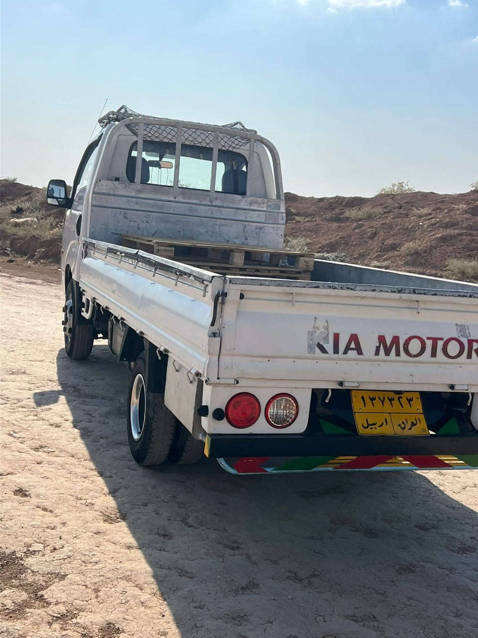 کیا دوتەنی 4000 تاک قەمەرە مۆدێل 2013 گێرو مەکینەو ئەکسلو شانسی بەشەرتە تەعویلو غرامە بەشەرتە نیو سەقفی سبوغە شانێکی سبوغە لەگەل یەک دەرکەی هەمو سبوغەکان لای سایەقە باقی هیچی تری یە سەیارەکە جاهیزە هەزەی نوێیە سعری 110 وەرەقەو مەحامەلە لەهەولێرم رەقەمم ۰۷٥۱۳۰٦۱٥۰۷ وەتساپو ڤایبەری لەسەرە أربيل, العراق
