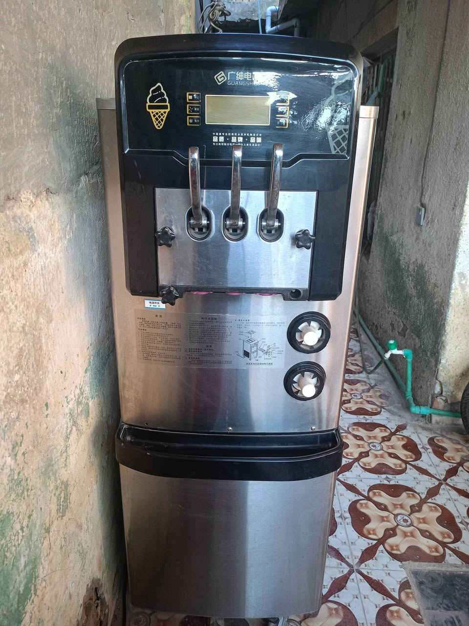 للبيع مكينة ايسكريم سوفت  سنگل نضيفة جدا وعل فحص 
مكانه ديالى سيف سعد 
سعره 12 ورقة 
رقم صاحب المكينة 
***********
