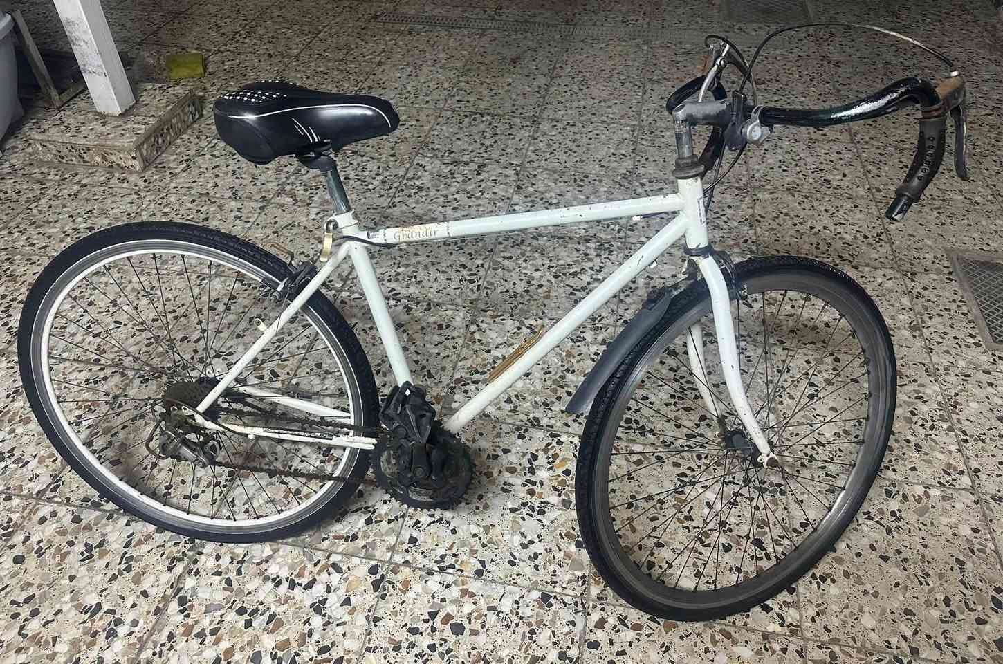 للبيع C700
الماركة: Grand ، تايوان 
* النوع: سياحي / هجين 
* حجم: الإطارات: قياس 28 
* السعر : الي عاجبه وشراي ينطيني سعر ابيعه اسمع منه ونتفاهم على بيعه مراح نختلف اني ادخله خاص او واتساب رقمي ***********
* مكاني بغداد حي الجهاد _ الخارجية _ قرب جامع فخري شنشل
