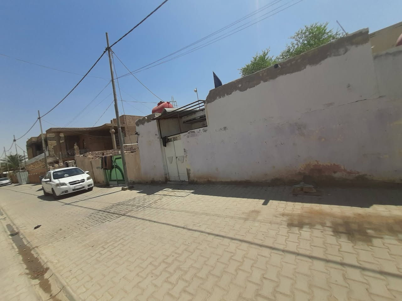 السلام عليكم ورحمة الله وبركاته  عدي بيت حي العسكري صدر أول مساحته ٣٠٠وبي مشتمل يحتوي  علئ غرفتين وصاله وحمام وتقاليد والخارج همين حمام والمشتمل وحده بس ينباع ويا البيت يحتوي المشتمل  غرفتين ومطبخ وحمام وتواليت وطرمه الطابق الثاني بلبيت يحتوي غرفه سويت وغرفة ثانيه وبيتونه وصطحين الاستفسار والاتصال  علئ الأرقام التالية  ***********
