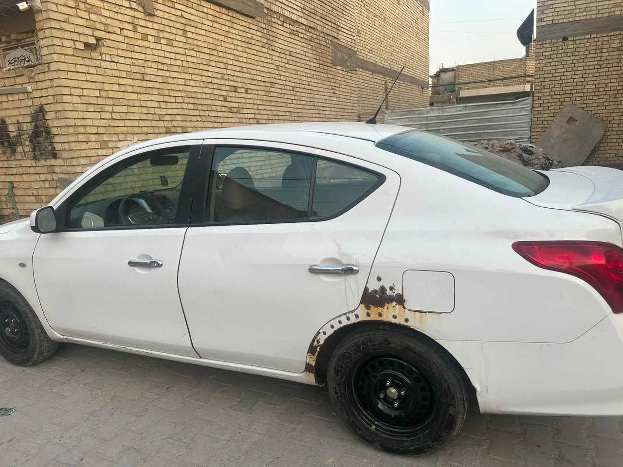 نيسان سني ٢٠٢١ 
سياره نضيفة كشره حلو 
سياره ماشيه ١٦٠ كيلو 
حادثه جنطه بس مواصله لا لغود ولا شواصي
و باب خلف سايق مضبوب براغي بس بل سونار يبين مفتوح بس مبي شي على ضمانتي 
سياره مكينه و تبريد فول 
مكان بغداد شعله 
السعر ٩٢ وبيه مجال بسيط 
رقم ***********
