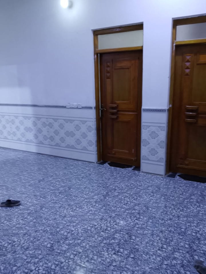 بسم الله الرحمن الرحيم السلام عليكم بيت للبيع المساحه 600مترملك صرف شارع السفينه قريب على جامعة الامام الصادق عليه السلام يتكون استقبال 10في 4 +6غرف نوم نظام سويت+صحيات خارجيه للظيوف حديقه مساحه 200متر تقريبا تحتوي على عدد من النخلات نوع شوثي احمر شجره رمان عدد 2تين عدد 2وباقي اشجار الزينه يحتوي البيت على برج اثير مع مولد كاتم السعر 500
***********
