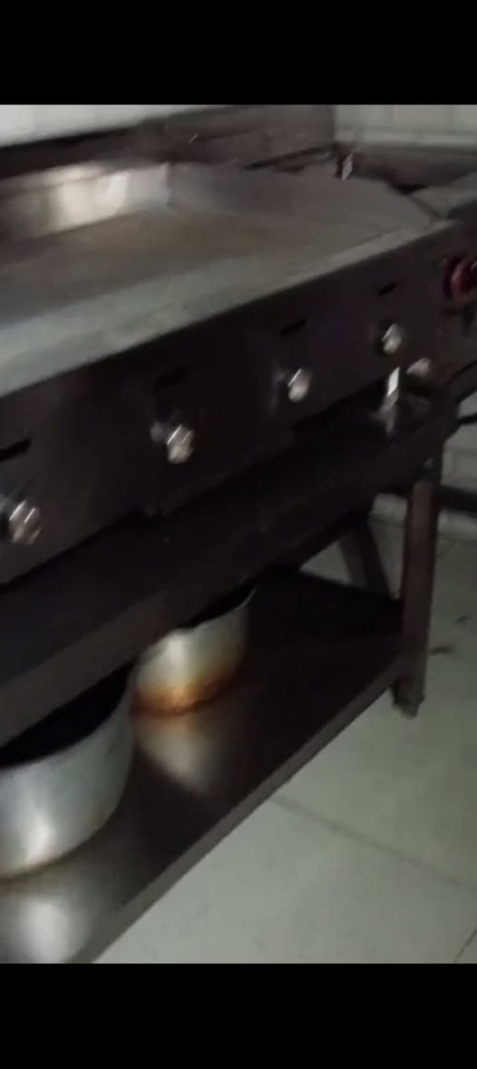 كرل مستخدم اخو الجديد بعدة نضيف حيل 4 عيون وبي رجلين كامل اويا ميز ستيل اطول من متر بشبرين تقريبا سعر 700 الف كامل مع الميز والارجل

