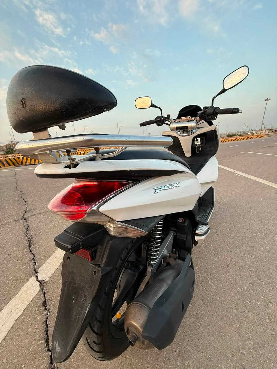سلام عليكم pcx جيل اول ياباني jf 150cc
كفاله عامه من الكهربائيات الئ المحرك كلشي شغال بيه
السعر ١٠ وبيه مجال بسيط /ميسان
*********** وتساب او خاص اذ عندك شي

نص مكتوب في الصور:
- HONDA