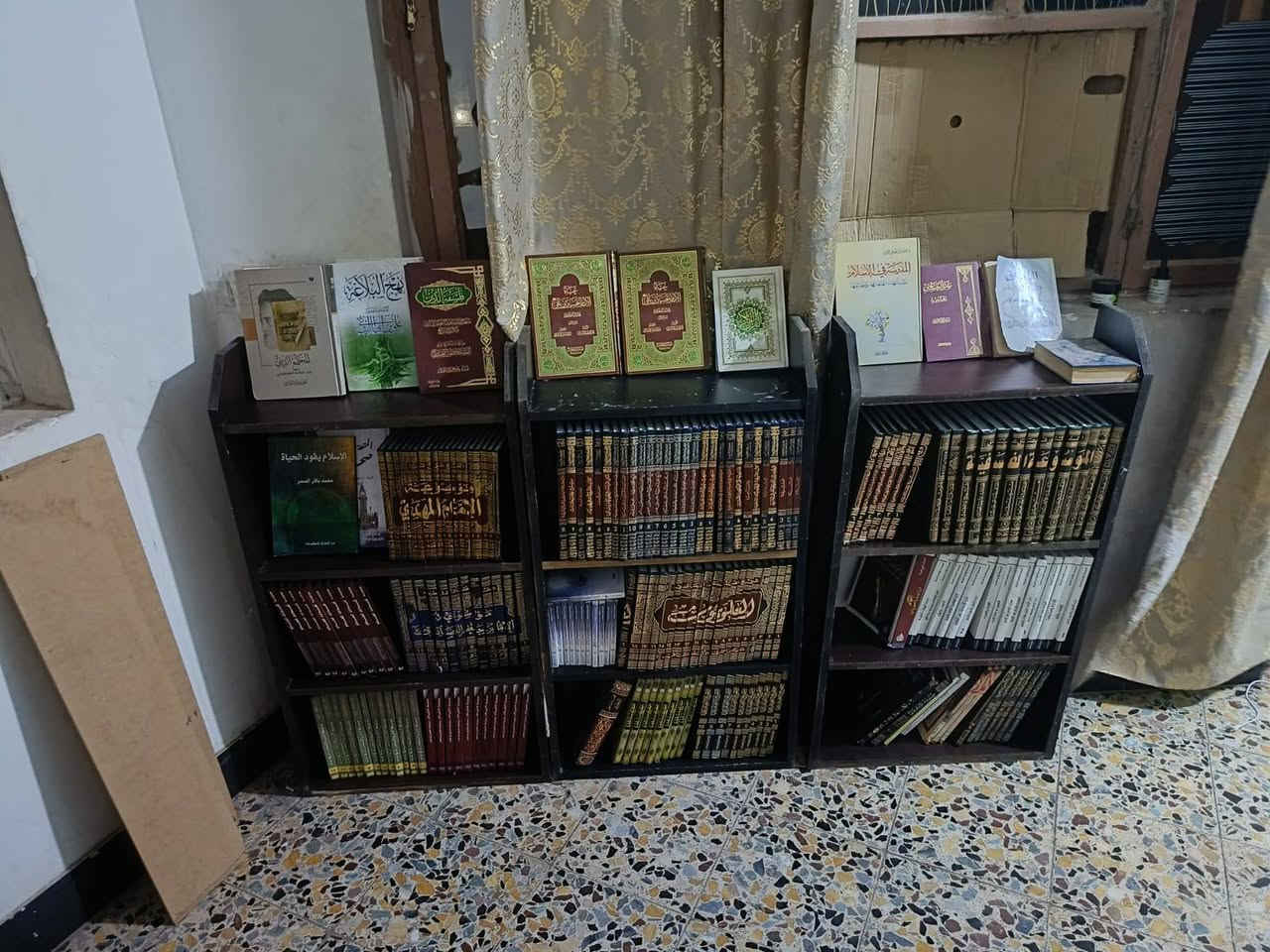 السلام عليكم 
الموسوعة الكبرى للمذاهب والديانات 28 جزء 180000
موسوعة الامام المهدي 19 جزء 120000
موسوعة الامام الصادق 12 جزء 120000
موسوعة العلويين 18 جزء 150000
موسوعة أحداث العالم 10 جزء 80000
صحيح البخاري 10 جزء 75000
صحيح مسلم 9 جزء 75000
سيرة حياة الامام الحسين 6 جزء 50000
الموسوعة الفلسفية 14 جزء 200000
واكو بعد كتب مفردات هم اني اريد ابيعهن لان 
الدراجة مالتي انسرقت واني اشتغل بيهة دلفري واريد اشتري دراجة حتة اطلع علة باب الله 
مكاني بغداد حي العامل 
***********
الاسعار بيهة مجال
