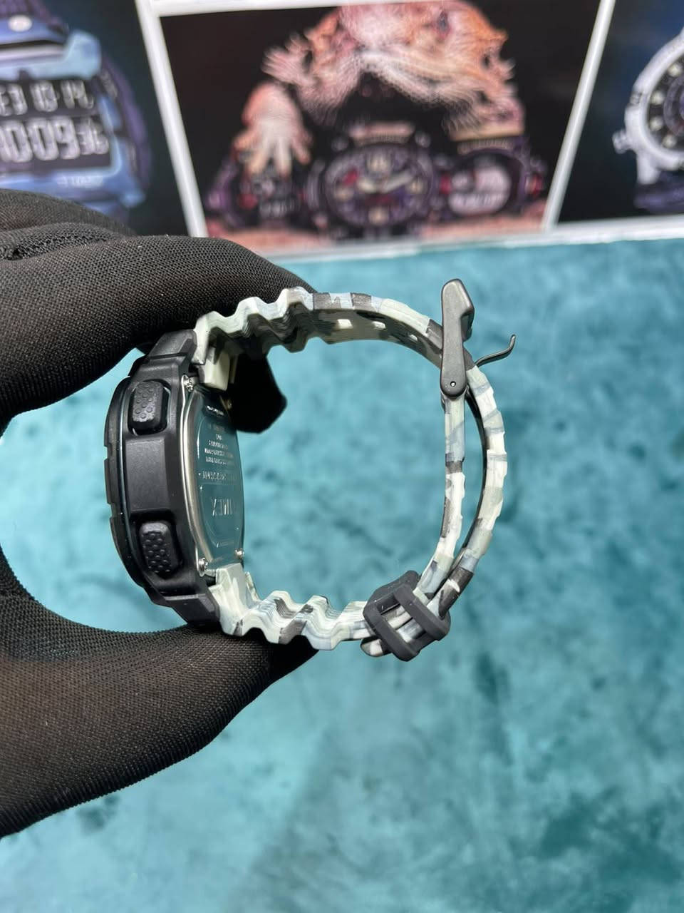 سلام 

الوصف
ساعة Timex TW5M26600 بتصميم رياضي وعصري، مناسبة للاستخدام اليومي والأنشطة المختلفة. تتميز بواجهة واضحة وسهلة القراءة، مع هيكل عملي وحزام مريح يمنحها ثباتا جيدًا على المعصم تجمع الساعة بين الطابع الرياضي والمظهر العملي، وتناسب الرجال الذين يبحثون عن ساعة متينة وعملية للاستخدام اليومي

المعلومات الأساسية
قطر47 مم
سمك15 مم
مادة السوار مطاط
عرض السوار20 مم
مادة الهيكل الراتنج
نوع الزجاج المعدنية
مقاومة للماء حتى 200 متر
نظام 12/24 ساعة
إضاءة INDIGLO
عرض التاريخ واليوم
شكل مربع
كوماند 
عنوان بغداد مدينة - الصدر الاروفلي
جميع الساعات اصلية معا ضمان
توصيل لجميع المحافظات
التوصيل واتساب ***********
