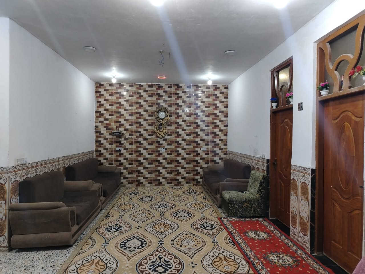 السلام عليكم بيت في منطقه البيضاء قرب الانوار المساحه 300 متر استفسار على الرقم***********
