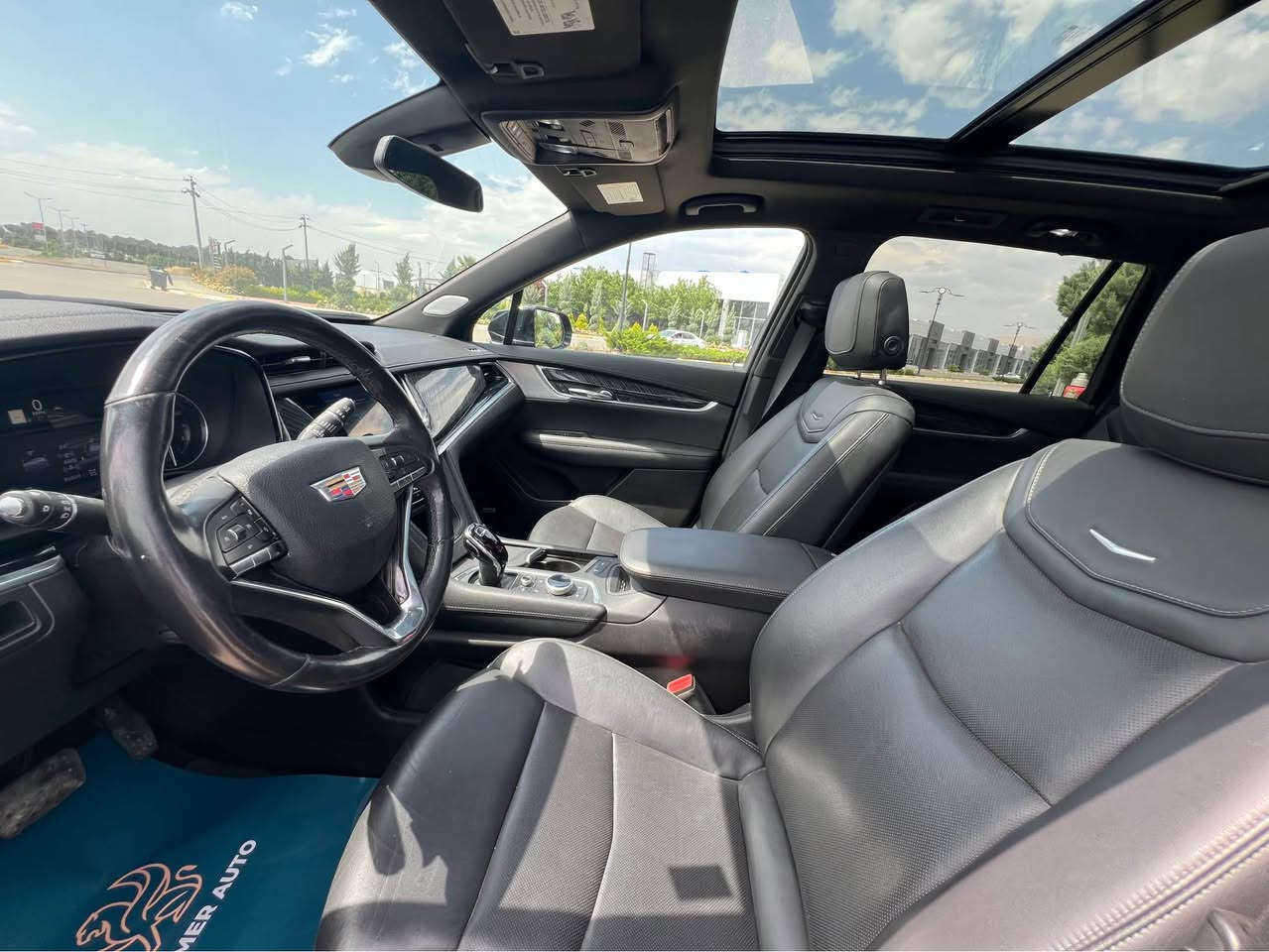 ‎🚘 للبيع – Cadillac XT6 موديل 2023 – اللون الأسود الفاخر

‎💰 ( فحص مؤقت ) بدون رقم 

⸻
‎⚙️ المواصفات الفنية:
‎ • المحرك: 3.6 لتر V6 بقوة 310 حصان
‎ • ناقل الحركة: أوتوماتيك 9 سرعات سلس وسريع الاستجابة
‎ • نظام الدفع: دفع رباعي (AWD) – ثبات ممتاز على الطرق
‎ • الوقود: بنزين
‎ • عدد الكيلومترات: [أدخل الرقم هنا]
‎ • التسارع: من 0 إلى 100 كم/س في 6.9 ثانية
‎ • استهلاك الوقود: حوالي 9.4 لتر لكل 100 كم (قيادة مختلطة)
ماشی ٨٧ الف مایل

⸻
‎🎯 المزايا الداخلية:
‎ • مقاعد جلد طبيعية فاخرة – 3 صفوف تتسع لـ 7 ركاب
‎ • مقاعد أمامية كهربائية مع خاصية التدفئة والتبريد
‎ • مقاعد الصف الثاني قابلة للطي والإنزلاق بسهولة
‎ • نظام صوت Bose فاخر بـ 14 سماعة لتجربة صوتية راقية
‎ • شاشة لمس وسطية 8 إنش + دعم Apple CarPlay و Android Auto
‎ • تحكم بالمناخ ثلاثي المناطق لكل صف تحكم مستقل
‎ • سقف بانوراما واسع يمنح إحساس بالرحابة
‎ • شحن لاسلكي للهاتف + منافذ USB أمامية وخلفية
‎ • إضاءة داخلية محيطية متعددة الألوان
⸻

‎🛡 أنظمة الأمان المتقدمة:
‎ • 7 وسائد هوائية موزعة داخل السيارة
‎ • نظام الفرملة التلقائية في حالات الطوارئ
‎ • تحذير مغادرة المسار + المساعدة في البقاء ضمن المسار
‎ • كاميرا رؤية شاملة 360 درجة
‎ • مثبت سرعة متكيف بالرادار
‎ • نظام كشف المشاة والتنبيه قبل الاصطدام الأمامي
‎ • حساسات أمامية وخلفية لركن أسهل

⸻

‎🌟 المزايا الخارجية:
‎ • لون أسود لامع فاخر مع لمسات كروم
‎ • جنوط ألمنيوم 20 إنش تصميم رياضي أنيق
‎ • باب خلفي كهربائي بفتح آلي (Hands-Free)
‎ • مرايا جانبية كهربائية قابلة للطي مع تدفئة
‎ • زجاج خلفي مظلل للخصوصية
‎ • أضواء أمامية وخلفية LED بالكامل

⸻

‎📩 للتواصل والاستفسار:*********** أربيل, العراق
