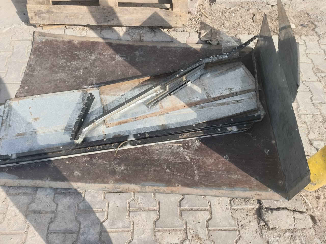 السلام عليكم محجر و دروعه و تغليف بدي ملات جمره للبيع العنوان كوت الخاجيه الاستفسار الاتصال على الرقم ***********

نص مكتوب في الصور:
- راعي العبده