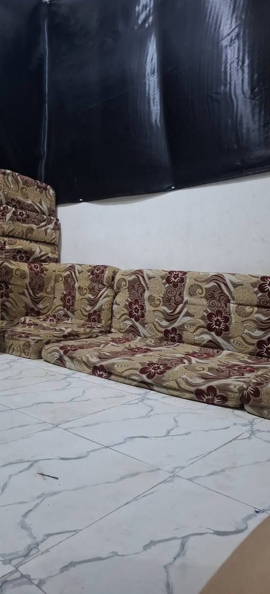 جلسه عربيه ٢٢ متر للبيع
نضيفه هيه ومسانده  السعر ١٠٠ الف وتوصيل موجود لليريد 
لتواصل ***********
