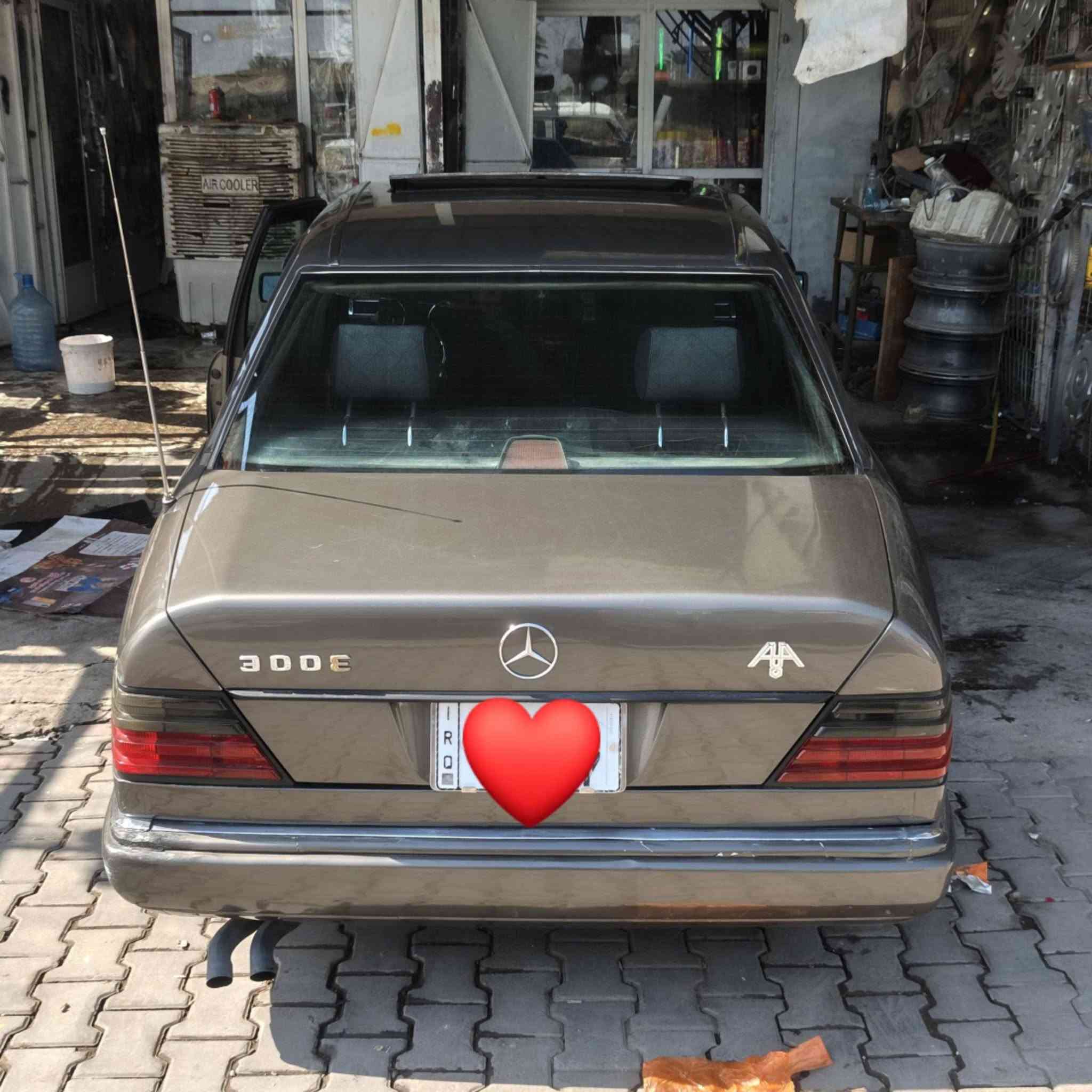 سلام عليكم مارسدس دب مديل91البيع وال مراوس حسب القناعه سياره جاهزه مكينه كير تبريد شرط الفحص دبل هورن كشن كهرباء فتحه سقف مكفوال ضربه وكص فقط صبغ عام منضومه زنون عالي ناصي رقم بغدادنكليزي سنويه جديده مكان سياره بغداد  اليوسفيه رقم صاحب سياره ***********اي سفسار اني بل خدمه
