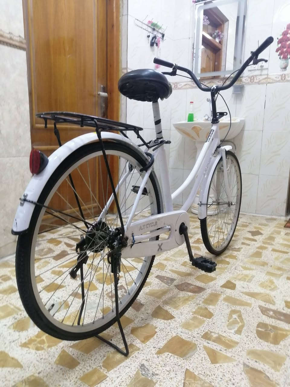 سلام عليكم
بايسكل للبيع بناتي 🚲
البايسكل لون مميز جداً  وقطعة نادرة    ✔️
البايسكل صنع في اليابان✅
وزن خفيف جداً 💯
الحجم.  26فريم عالي   👌
البايسكل مختم بكل مكان كلة ختم واحد ♣️
البريكات جدد  
البايسكل موديل2024 
التايرات تايرات جدد    
البايسكل كلش ناعم وسريع بلمشي ومريح بلسياقة 
البايسكل نضيف جداً كما موضح بلصورة 
البايسكل بلحقيقة احلة من الصور.📸
السعر110 الف وبي مجال  💬
التواصل ***********واتساب او اتصال 📱☎️
العنوان: بغداد الكماليه

